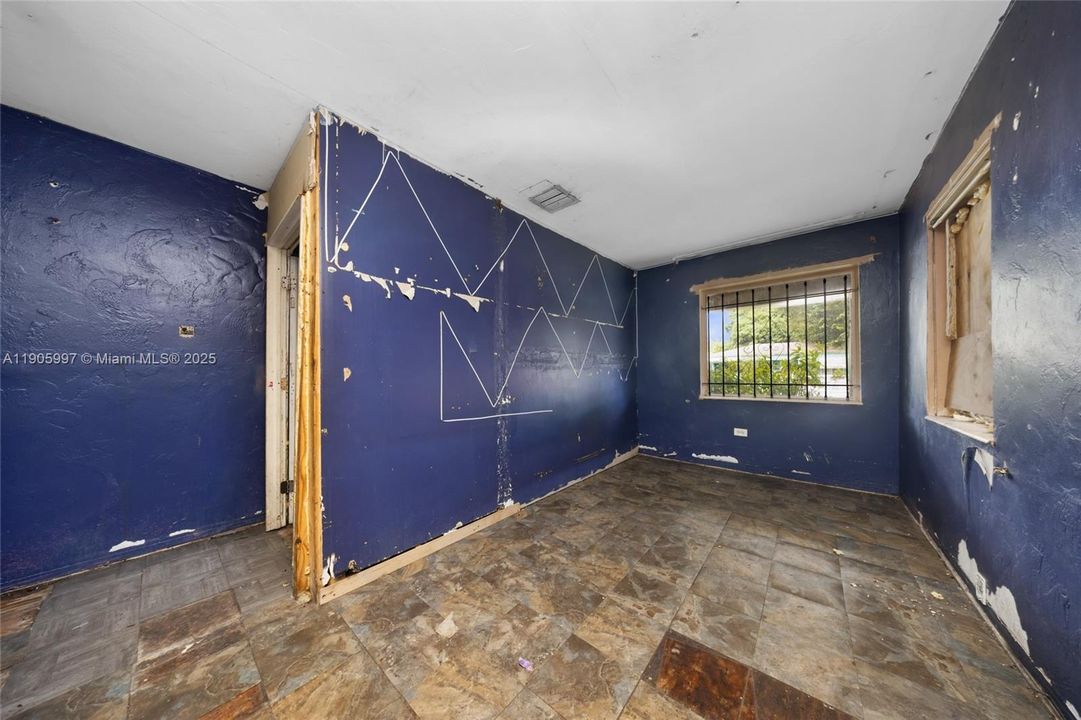 Active With Contract: $251,000 (3 beds, 1 baths, 1231 Square Feet)