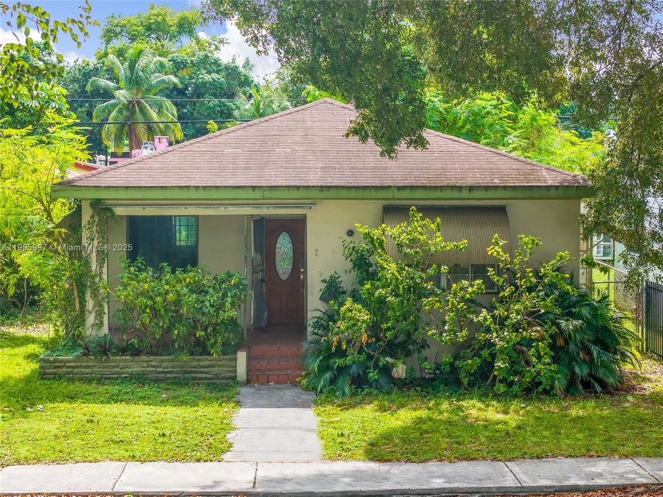 Active With Contract: $251,000 (3 beds, 1 baths, 1231 Square Feet)