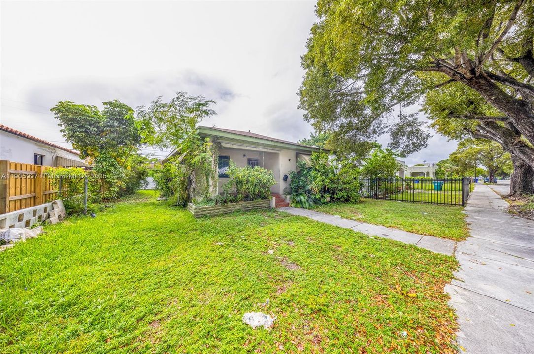 Active With Contract: $251,000 (3 beds, 1 baths, 1231 Square Feet)