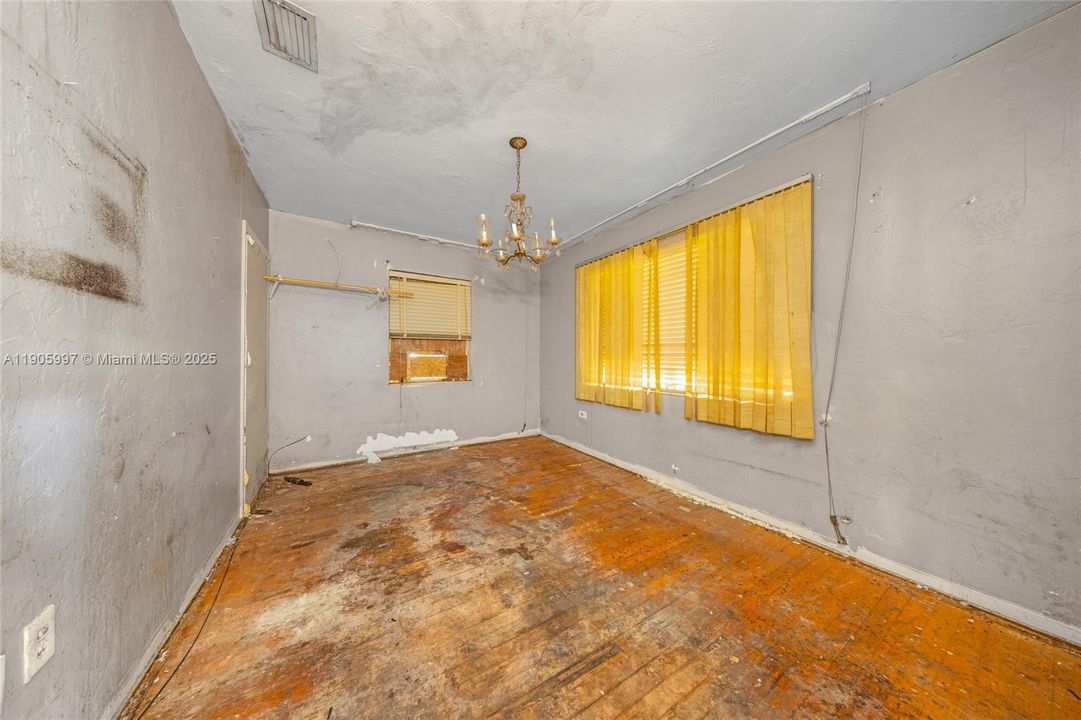 Active With Contract: $251,000 (3 beds, 1 baths, 1231 Square Feet)