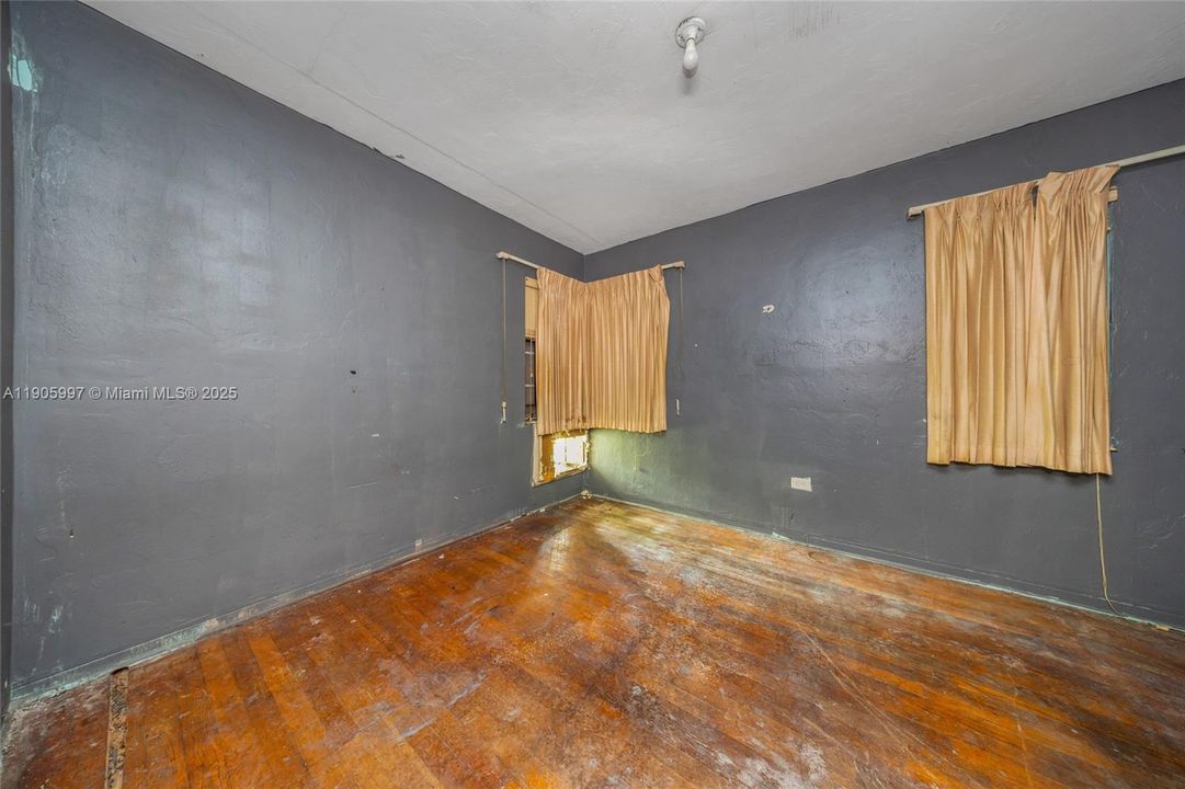 Active With Contract: $251,000 (3 beds, 1 baths, 1231 Square Feet)