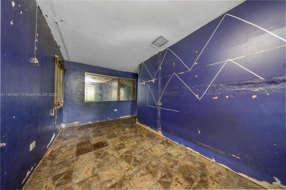 Active With Contract: $251,000 (3 beds, 1 baths, 1231 Square Feet)