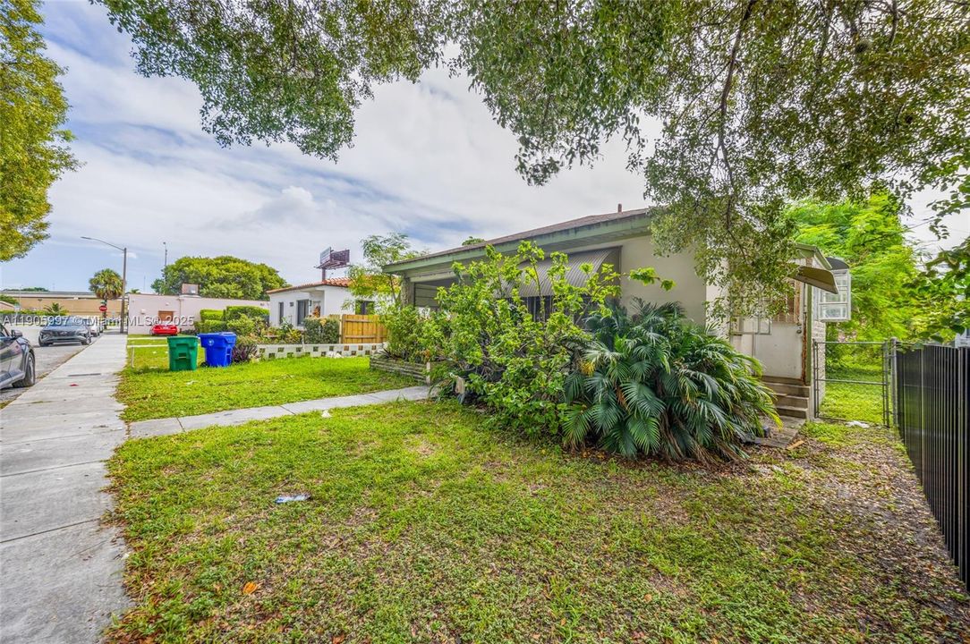 Active With Contract: $251,000 (3 beds, 1 baths, 1231 Square Feet)