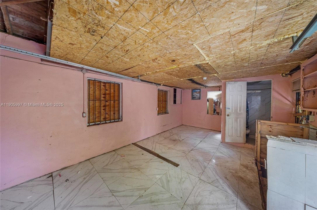 Active With Contract: $251,000 (3 beds, 1 baths, 1231 Square Feet)