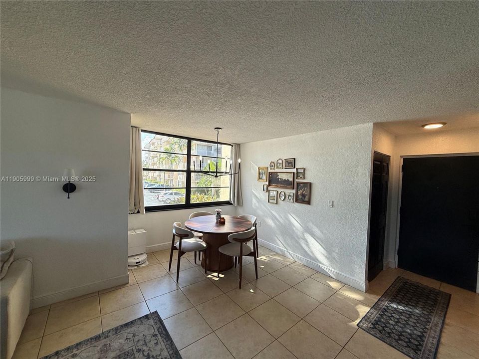 For Rent: $2,500 (2 beds, 2 baths, 1253 Square Feet)