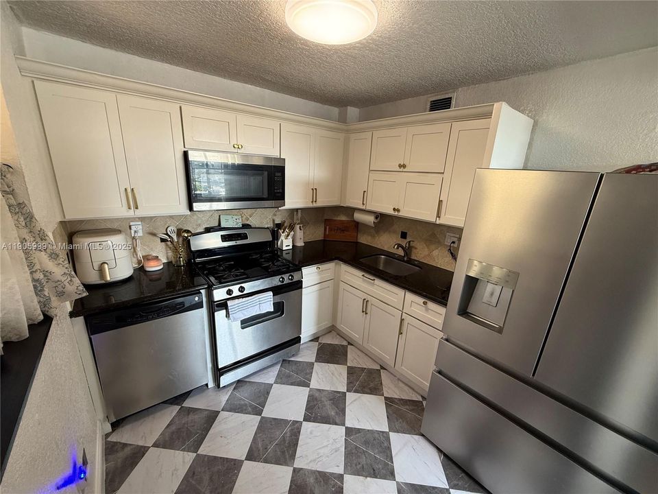 For Rent: $2,500 (2 beds, 2 baths, 1253 Square Feet)