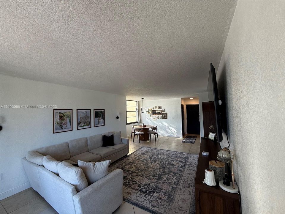 For Rent: $2,500 (2 beds, 2 baths, 1253 Square Feet)