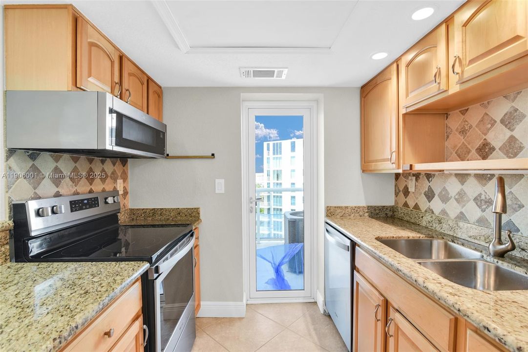 Active With Contract: $3,150 (2 beds, 2 baths, 1200 Square Feet)