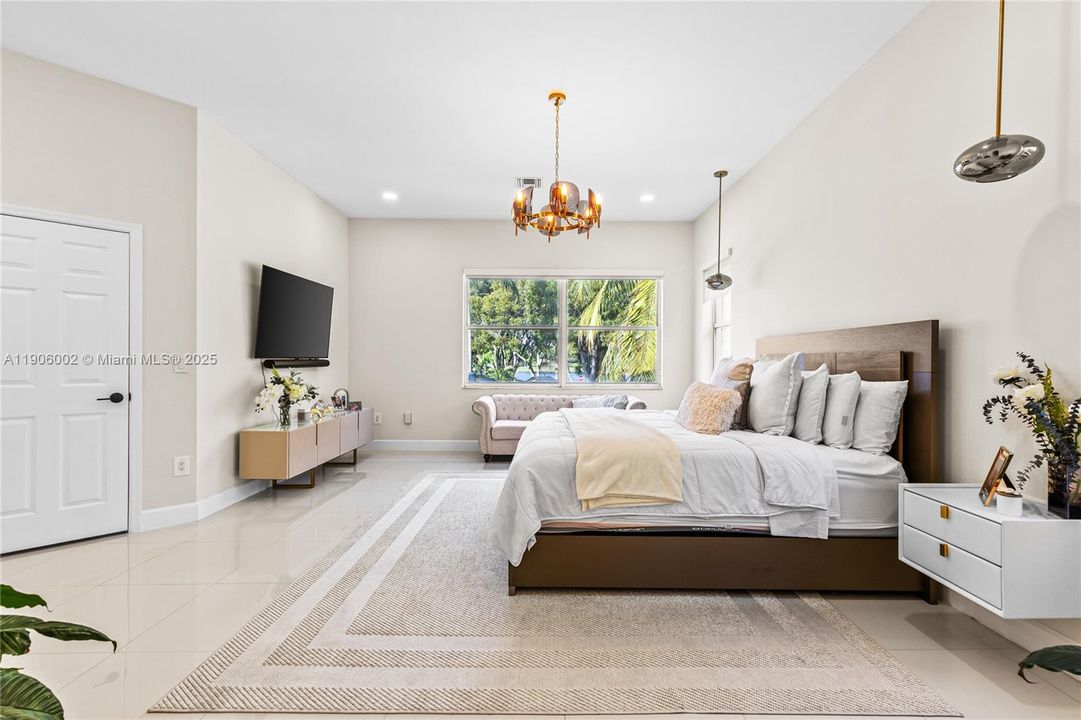 合同活跃: $1,398,000 (5 贝兹, 3 浴室, 3188 平方英尺)