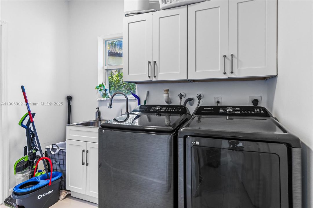 合同活跃: $1,398,000 (5 贝兹, 3 浴室, 3188 平方英尺)