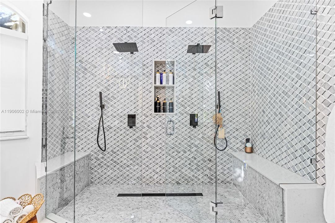 合同活跃: $1,398,000 (5 贝兹, 3 浴室, 3188 平方英尺)