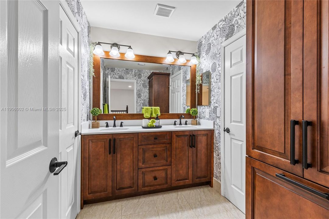 合同活跃: $1,398,000 (5 贝兹, 3 浴室, 3188 平方英尺)