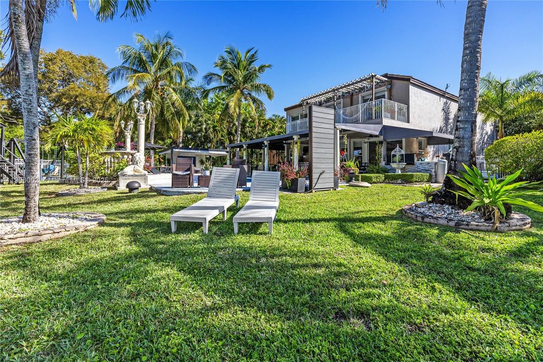 合同活跃: $1,398,000 (5 贝兹, 3 浴室, 3188 平方英尺)