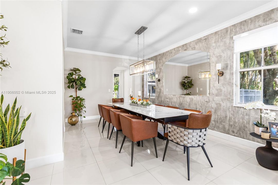 合同活跃: $1,398,000 (5 贝兹, 3 浴室, 3188 平方英尺)