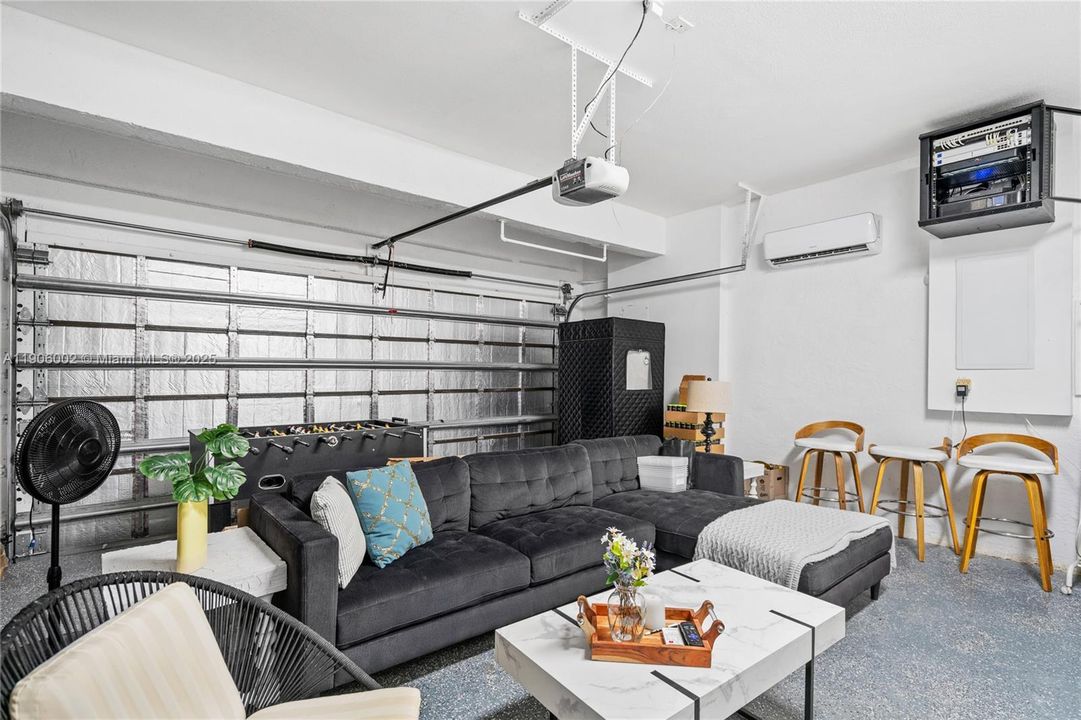 合同活跃: $1,398,000 (5 贝兹, 3 浴室, 3188 平方英尺)