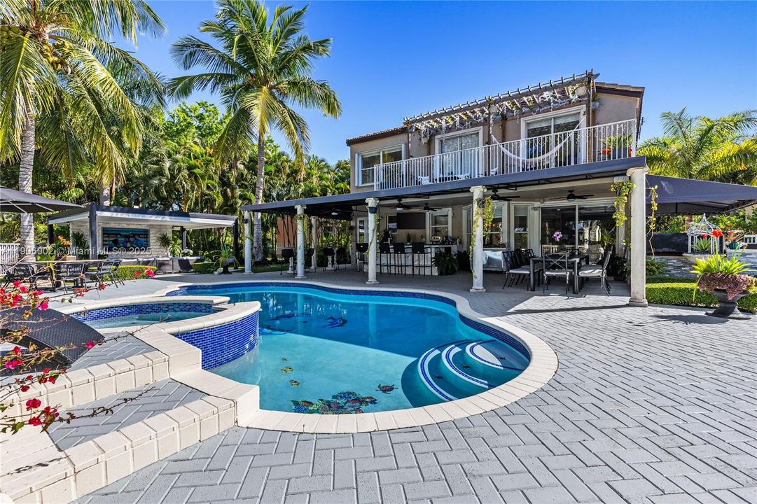 合同活跃: $1,398,000 (5 贝兹, 3 浴室, 3188 平方英尺)