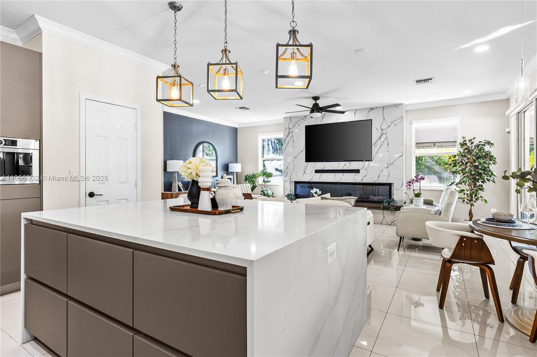 合同活跃: $1,398,000 (5 贝兹, 3 浴室, 3188 平方英尺)