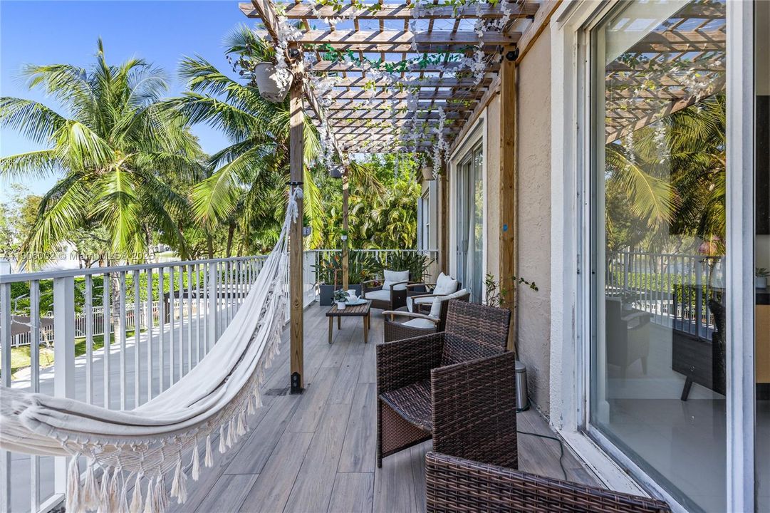 合同活跃: $1,398,000 (5 贝兹, 3 浴室, 3188 平方英尺)