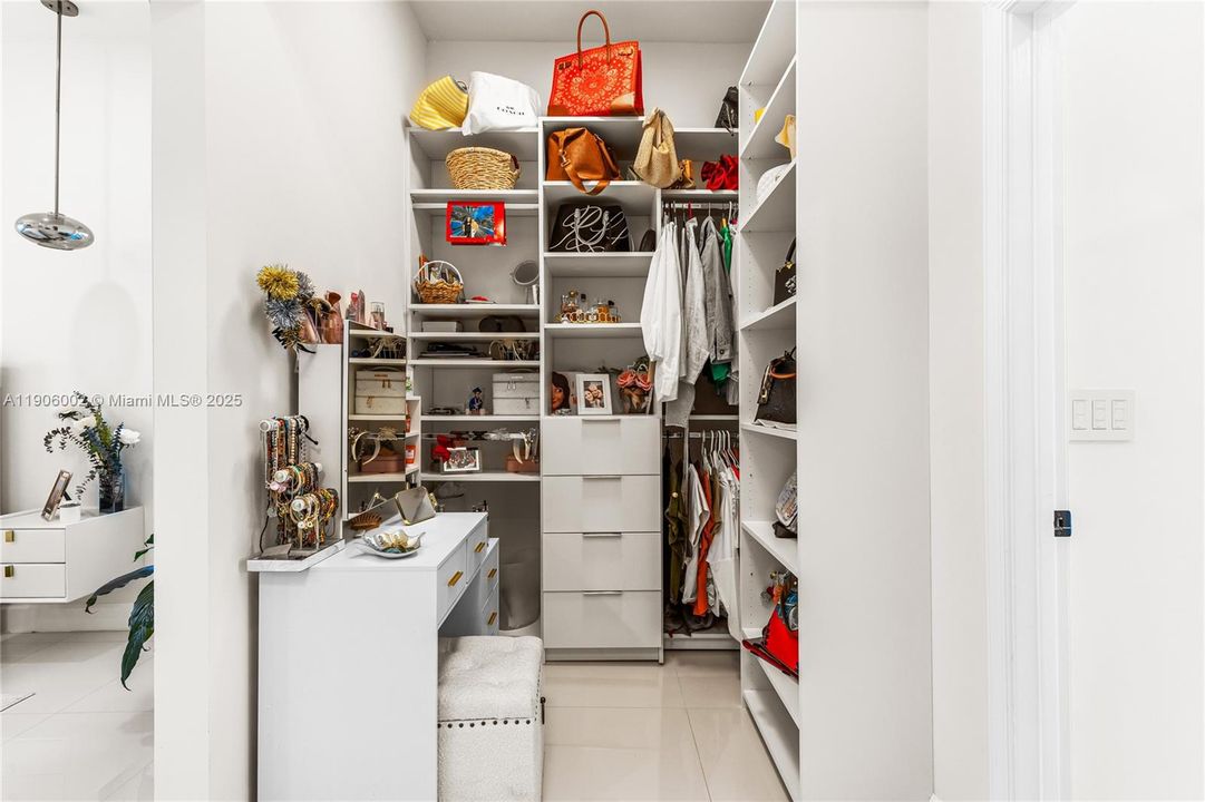 合同活跃: $1,398,000 (5 贝兹, 3 浴室, 3188 平方英尺)