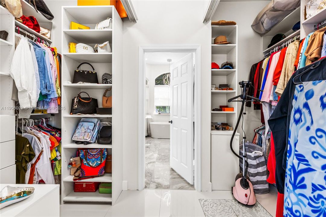 合同活跃: $1,398,000 (5 贝兹, 3 浴室, 3188 平方英尺)