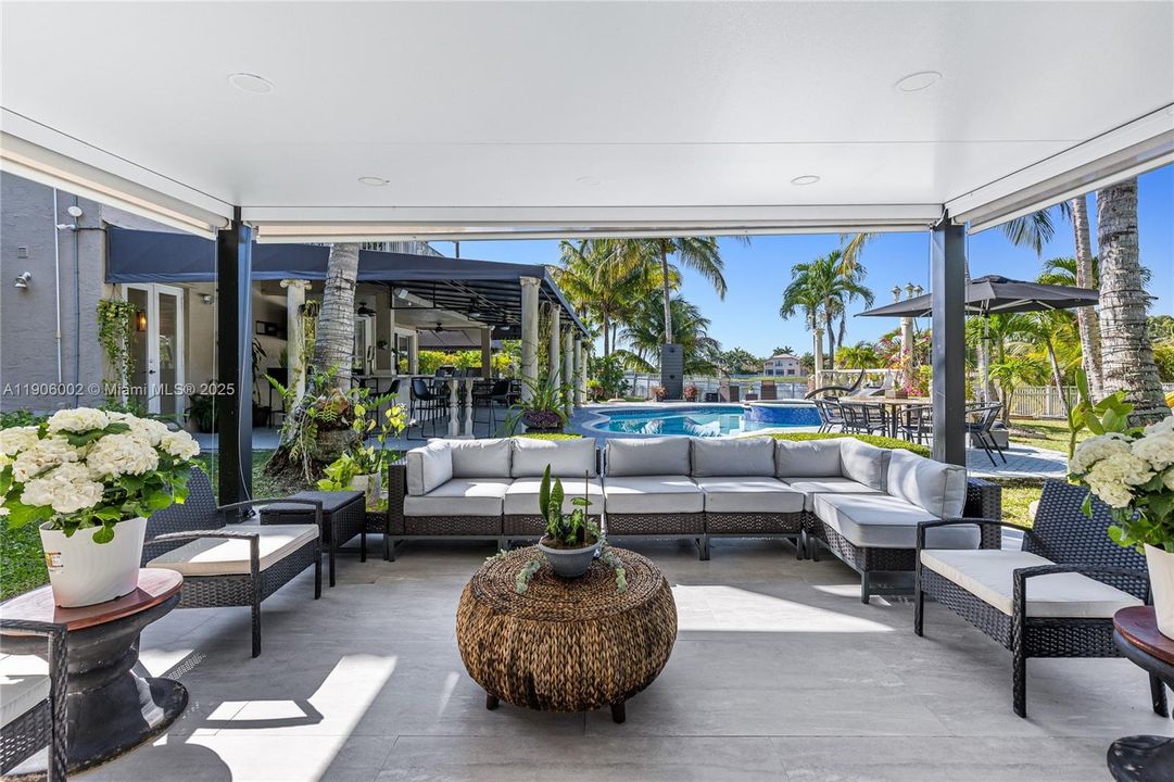 合同活跃: $1,398,000 (5 贝兹, 3 浴室, 3188 平方英尺)