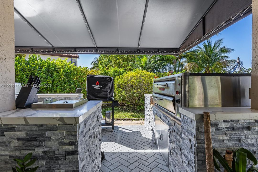 合同活跃: $1,398,000 (5 贝兹, 3 浴室, 3188 平方英尺)