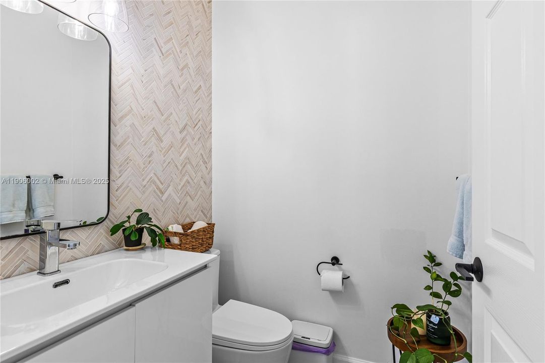 合同活跃: $1,398,000 (5 贝兹, 3 浴室, 3188 平方英尺)