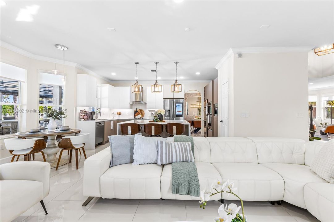 合同活跃: $1,398,000 (5 贝兹, 3 浴室, 3188 平方英尺)