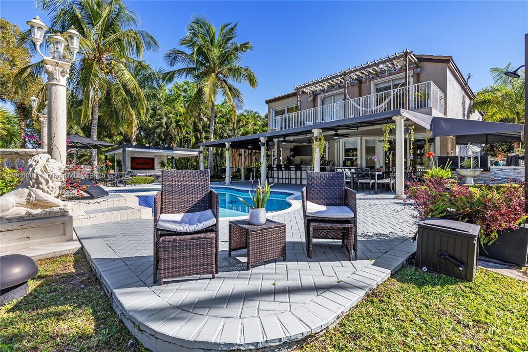 合同活跃: $1,398,000 (5 贝兹, 3 浴室, 3188 平方英尺)