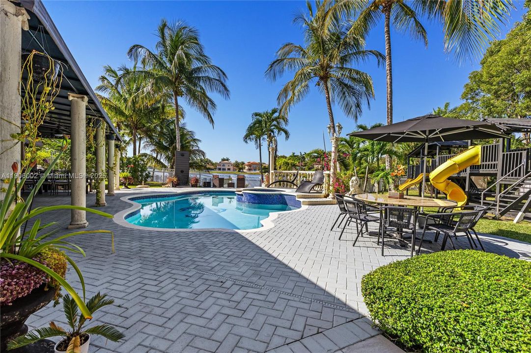 合同活跃: $1,398,000 (5 贝兹, 3 浴室, 3188 平方英尺)