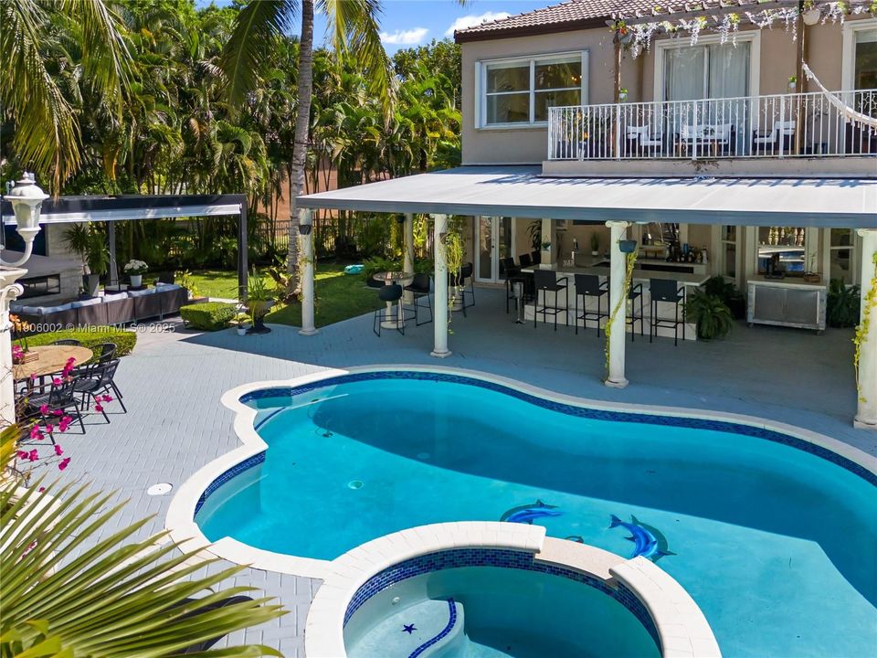 合同活跃: $1,398,000 (5 贝兹, 3 浴室, 3188 平方英尺)