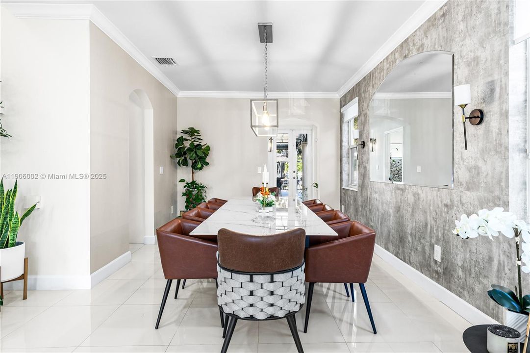 合同活跃: $1,398,000 (5 贝兹, 3 浴室, 3188 平方英尺)