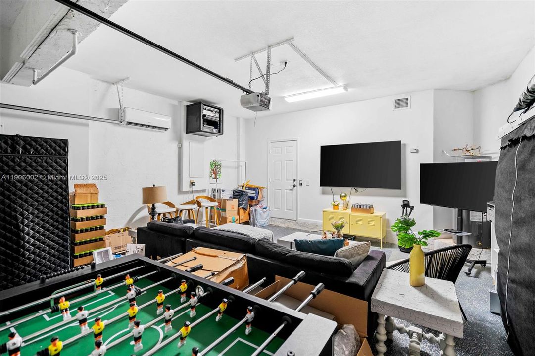 合同活跃: $1,398,000 (5 贝兹, 3 浴室, 3188 平方英尺)