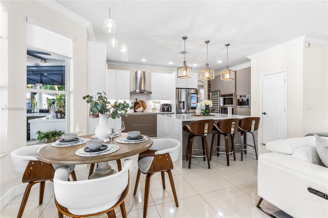 合同活跃: $1,398,000 (5 贝兹, 3 浴室, 3188 平方英尺)