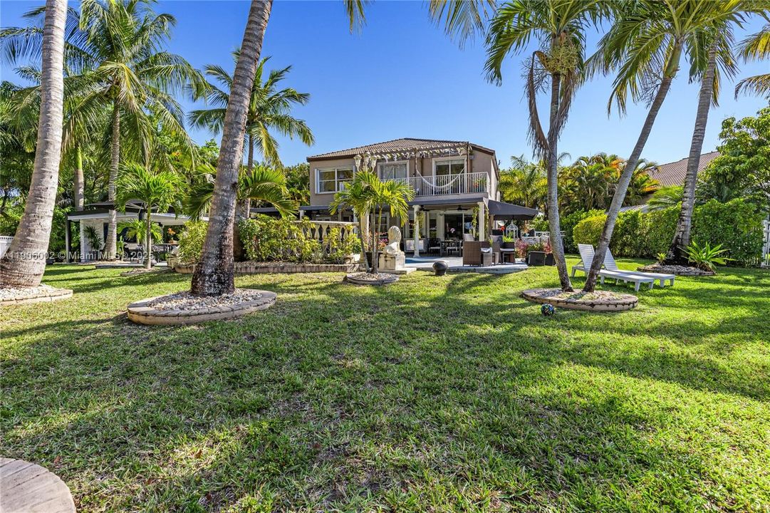 合同活跃: $1,398,000 (5 贝兹, 3 浴室, 3188 平方英尺)