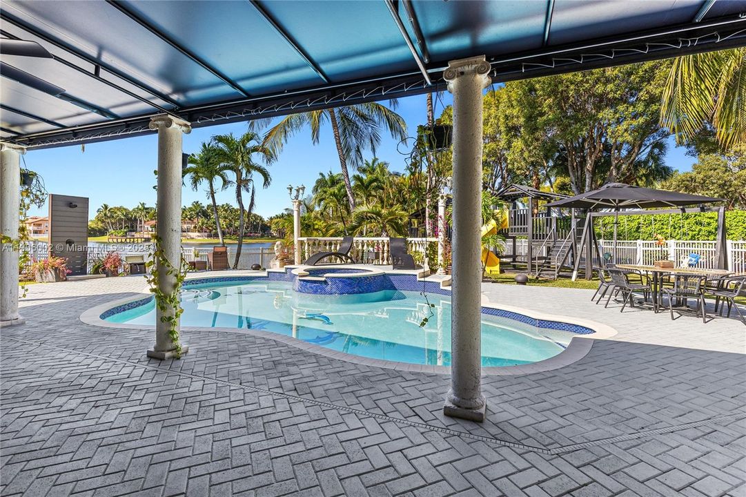 合同活跃: $1,398,000 (5 贝兹, 3 浴室, 3188 平方英尺)