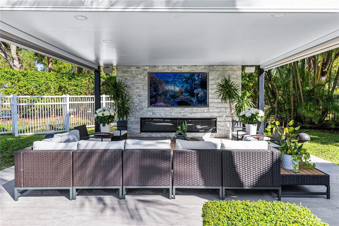 合同活跃: $1,398,000 (5 贝兹, 3 浴室, 3188 平方英尺)