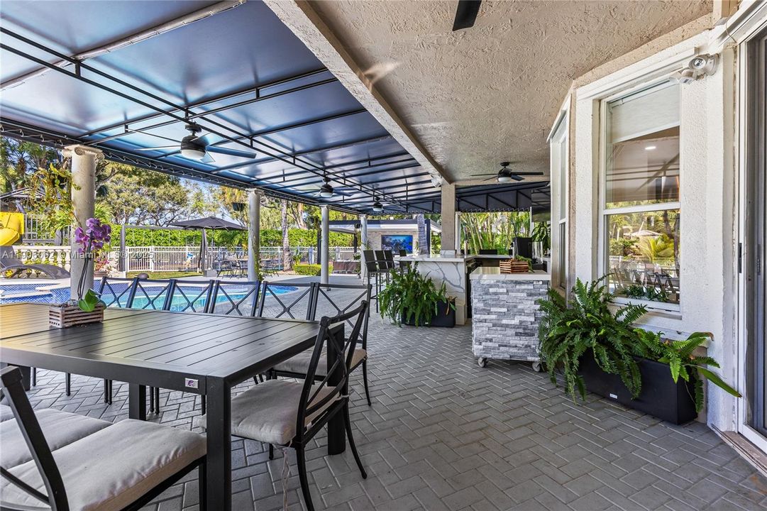 合同活跃: $1,398,000 (5 贝兹, 3 浴室, 3188 平方英尺)