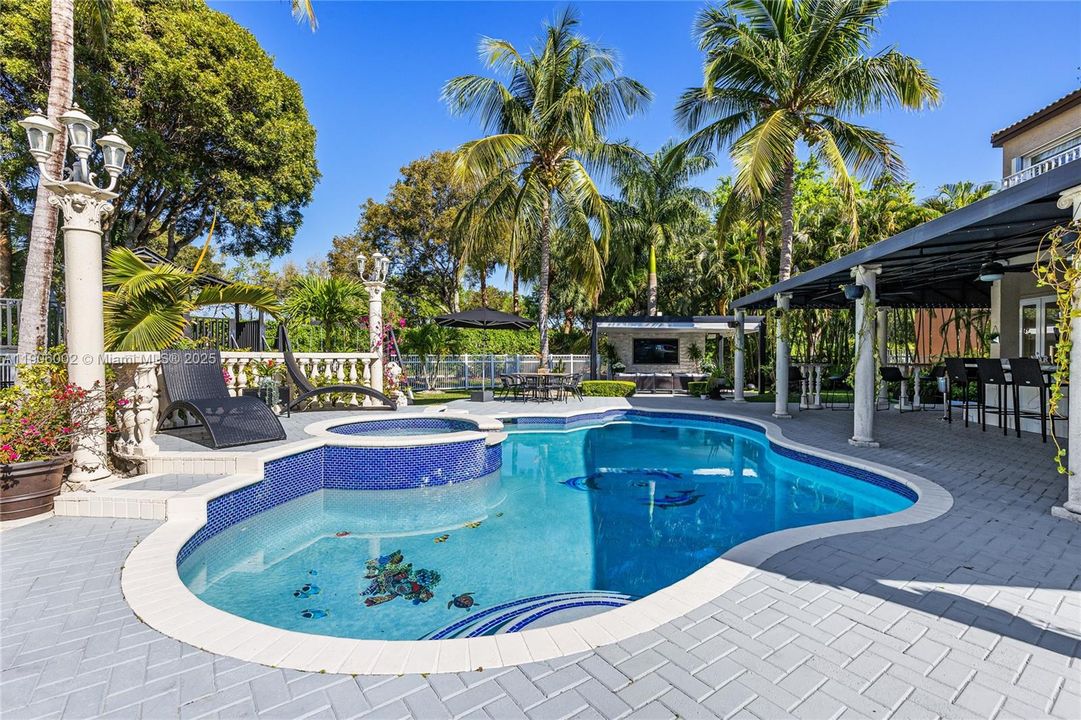 合同活跃: $1,398,000 (5 贝兹, 3 浴室, 3188 平方英尺)