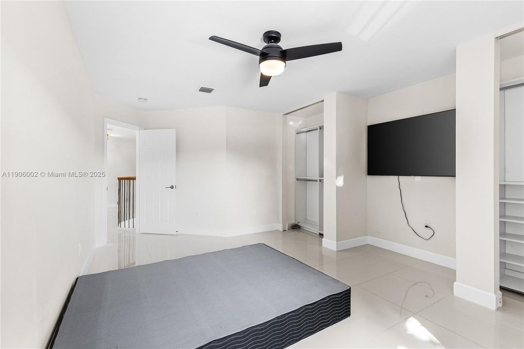 合同活跃: $1,398,000 (5 贝兹, 3 浴室, 3188 平方英尺)