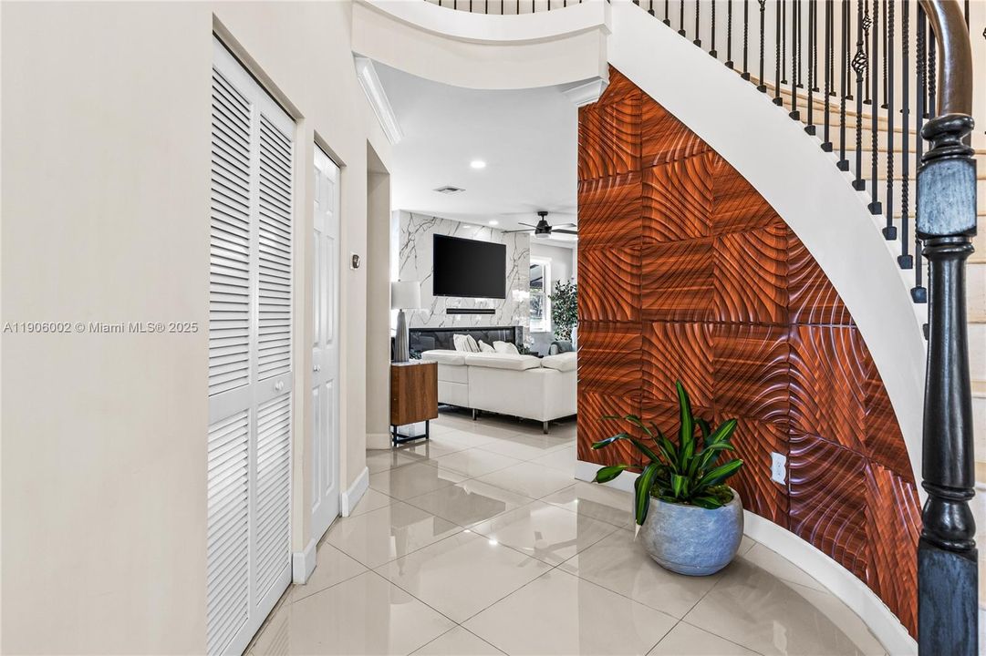 合同活跃: $1,398,000 (5 贝兹, 3 浴室, 3188 平方英尺)