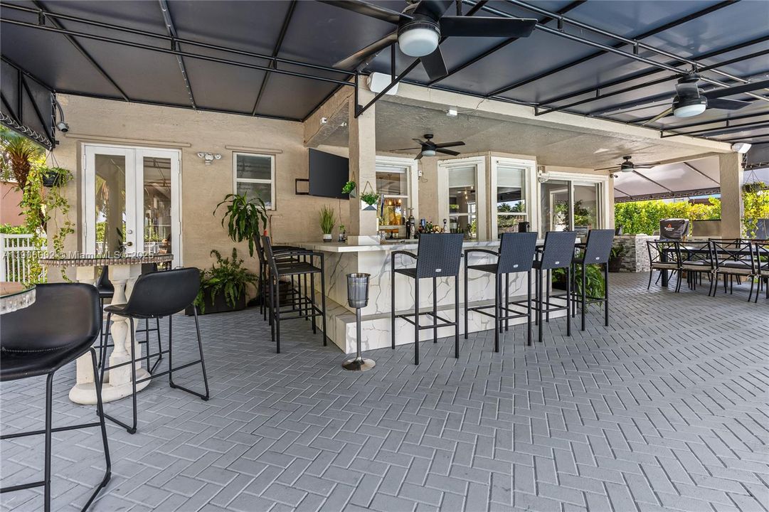 合同活跃: $1,398,000 (5 贝兹, 3 浴室, 3188 平方英尺)