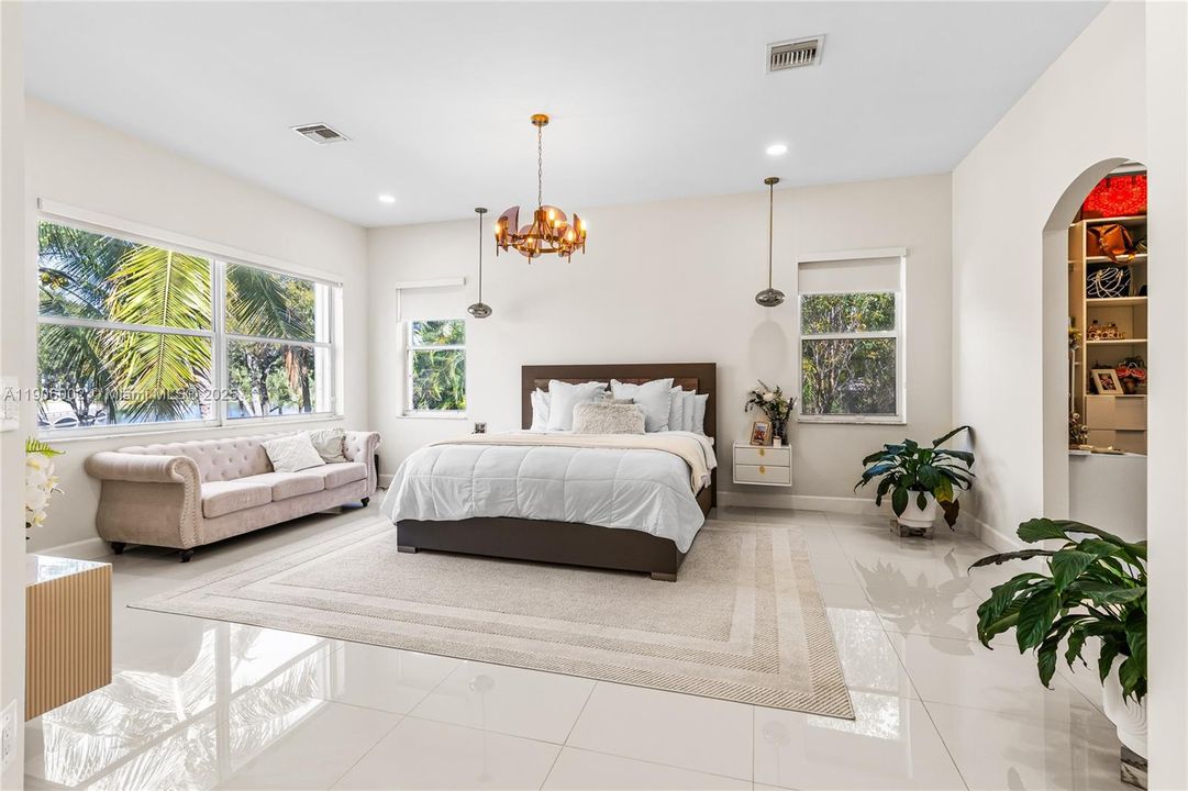 合同活跃: $1,398,000 (5 贝兹, 3 浴室, 3188 平方英尺)