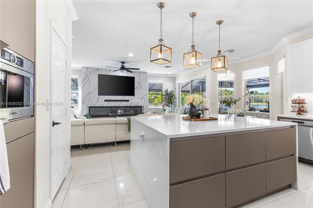 合同活跃: $1,398,000 (5 贝兹, 3 浴室, 3188 平方英尺)