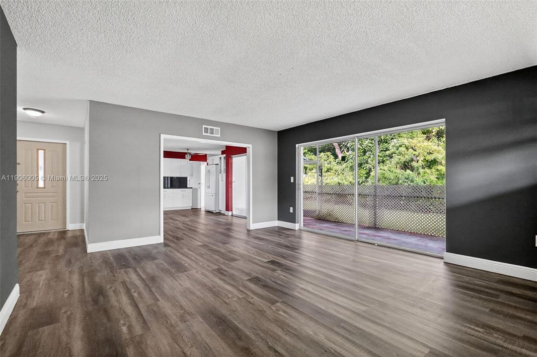 Active With Contract: $539,900 (3 beds, 2 baths, 1418 Square Feet)