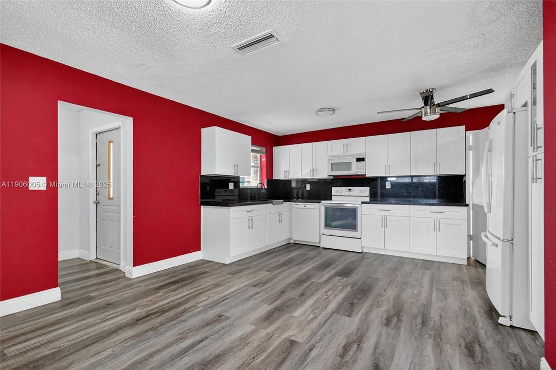 Active With Contract: $539,900 (3 beds, 2 baths, 1418 Square Feet)