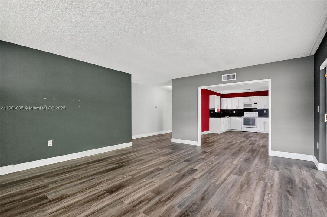 Active With Contract: $539,900 (3 beds, 2 baths, 1418 Square Feet)