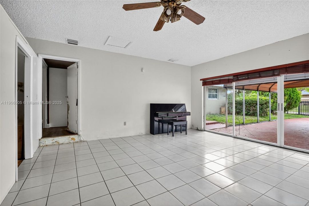 Active With Contract: $539,900 (3 beds, 2 baths, 1418 Square Feet)