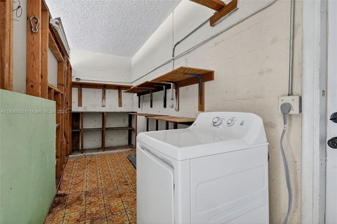 Active With Contract: $539,900 (3 beds, 2 baths, 1418 Square Feet)