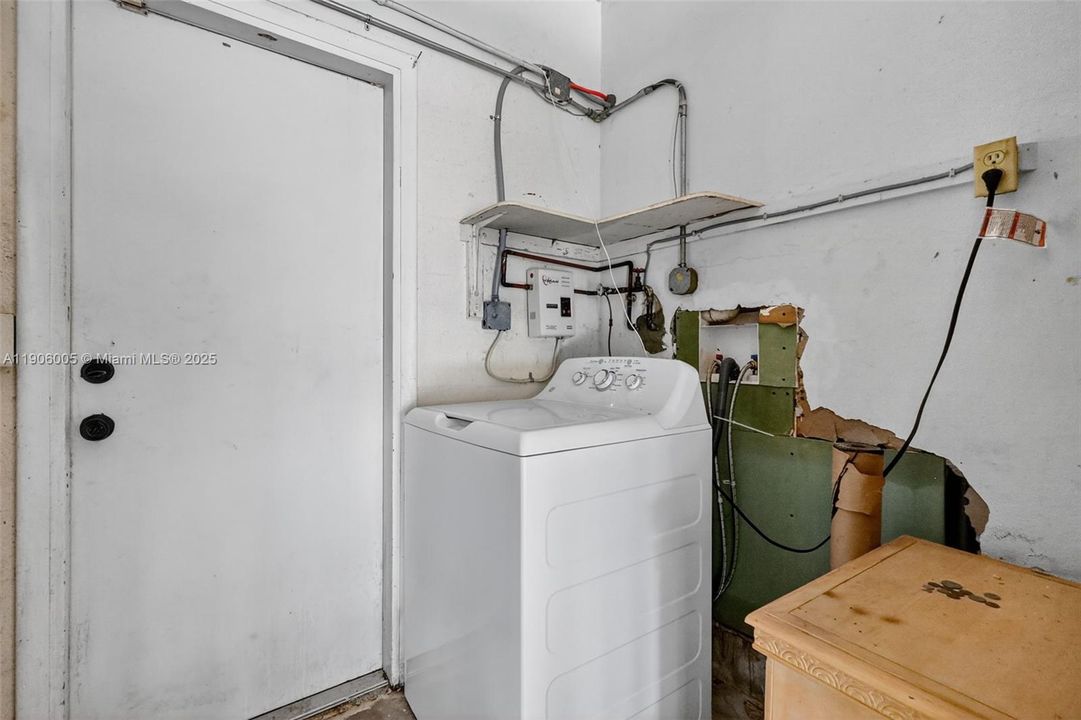 Active With Contract: $539,900 (3 beds, 2 baths, 1418 Square Feet)